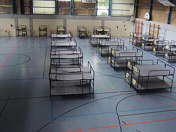 Dieses Bild ist beim Einrichten der Notunterkunft in der Sporthalle der Berufsschule entstanden. Inzwischen sind die Betten belegt. Mit Rücksicht auf die ohnedies sehr eingeschränkte Privatsphäre der Menschen verzichtete die Redaktion darauf, sie in diesem geschützten Bereich abzulichten. Fotos: Andreas Grosch /Landratsamt