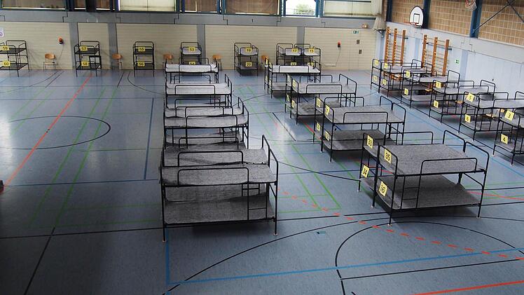 Dieses Bild ist beim Einrichten der Notunterkunft in der Sporthalle der Berufsschule entstanden. Inzwischen sind die Betten belegt. Mit Rücksicht auf die ohnedies sehr eingeschränkte Privatsphäre der Menschen verzichtete die Redaktion darauf, sie in diesem geschützten Bereich abzulichten. Fotos: Andreas Grosch /Landratsamt