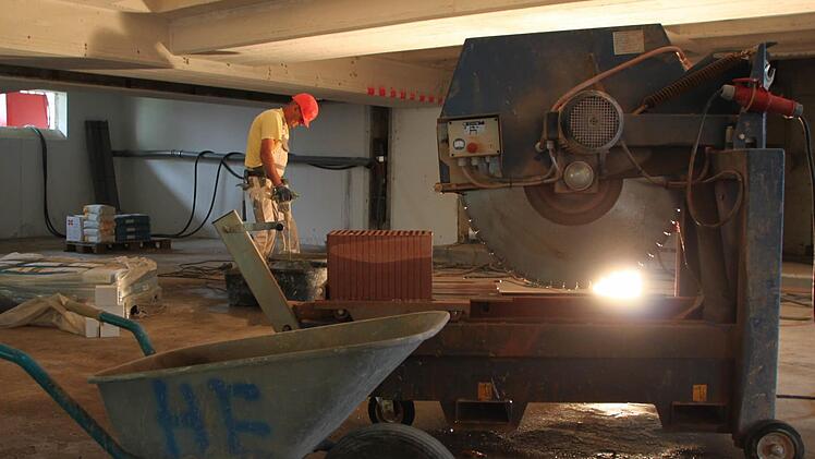 Im Inneren des neuen Park-Flügels wird gebohrt, gerührt und gesägt. Bis Ende des Jahres sollen die Bauarbeiten abgeschlossen sein. Foto: Ulrike Müller