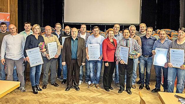 Ein Teil der Moll-Jubilare anl&auml;sslich ihrer Ehrung w&auml;hrend der Weihnachtsfeier mit dem Betriebsratsvorsitzenden Viktor Kondratjuk (Achter von links), Gesch&auml;ftsf&uuml;hrerin Gertrud Moll-M&ouml;hrstedt (Achte von rechts) und Produktionsleiter Andreas Licha (Dritter von rechts).  Foto: privat