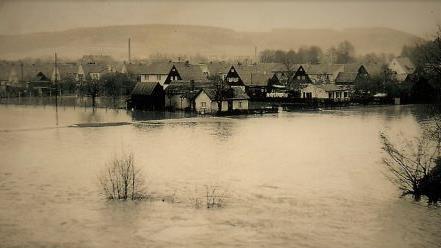 Von den immensen Wassermassen umgeben war die Kronacher Siedlung.  Foto: Gerd Fleischmann