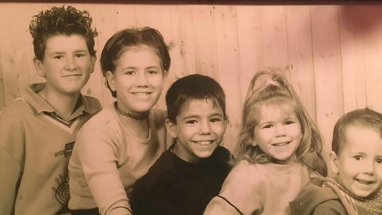 Wurden gleichberechtigt erzogen - jeder nach seinen Bedürfnissen: Tobias, Saskia, Constatin, Romina und Cedric Schump hier auf einem Bild aus Kindertagen Foto: .privat