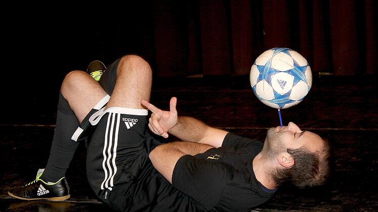 Eine richtig coole Socke: der Hamburger Ballartist Florian Halimi, der mit seinem unglaublichen Ballgefühl sowohl Groß als auch Klein begeisterte.