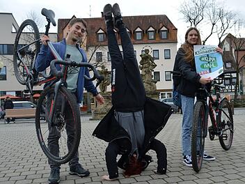 Sie stehen Kopf für den Klimaschutz - Nicolai Prechtel, Lena Kiermaier und Johanna Förster (r.) wollen weitermachen. Foto: Ronald Heck