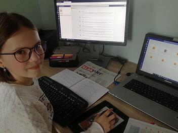 Johanna geht ans Bamberger Dientzenhofer-Gymnasium. Momentan natürlich nicht: Wegen des Coronavirus kommt die Schule jetzt virtuell in ihr Zimmer. Foto: privat