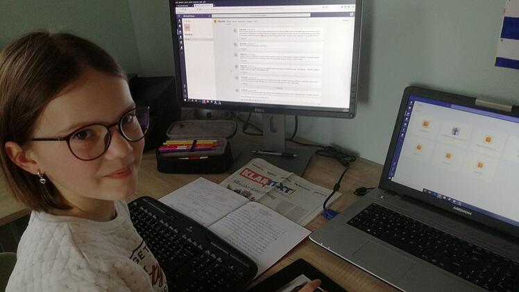 Johanna geht ans Bamberger Dientzenhofer-Gymnasium. Momentan natürlich nicht: Wegen des Coronavirus kommt die Schule jetzt virtuell in ihr Zimmer. Foto: privat