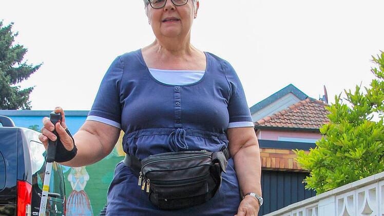 Halb fahren sie, halb laufen sie: Christel Wanzek beim Spaziergang mit Aramis.
