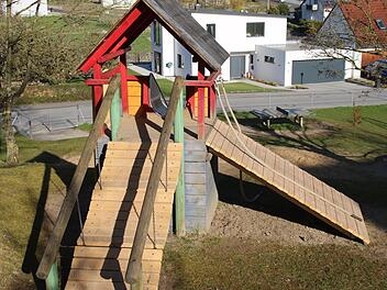 Am Kletterturm der Rutsche im Sulzthaler Spielplatz wurden Teile erneuert. Das Krokodil musste aus Sicherheitsgründen abgebaut werden. Jetzt kann jeder bis 15. Mai Vorschläge für neue Spielgeräte bei der Gemeinde einreichen.