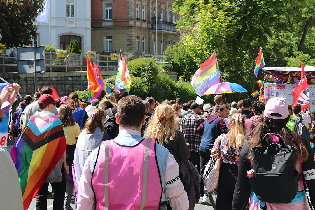 Mit über 1000 Besuchern ist der Hofer Christopher Street Day 2025 ein voller Erfolg gewesen. Das sind unsere Highlights gewesen.