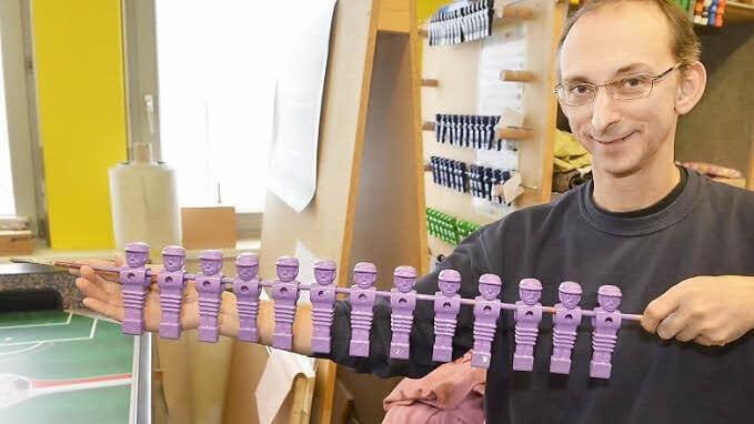 Jörg Barth zeigt die Reihe mit den lila Spielern.