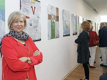 Christa Möller, mit ihren Bildern im Rücken Foto: Barbara Herbst