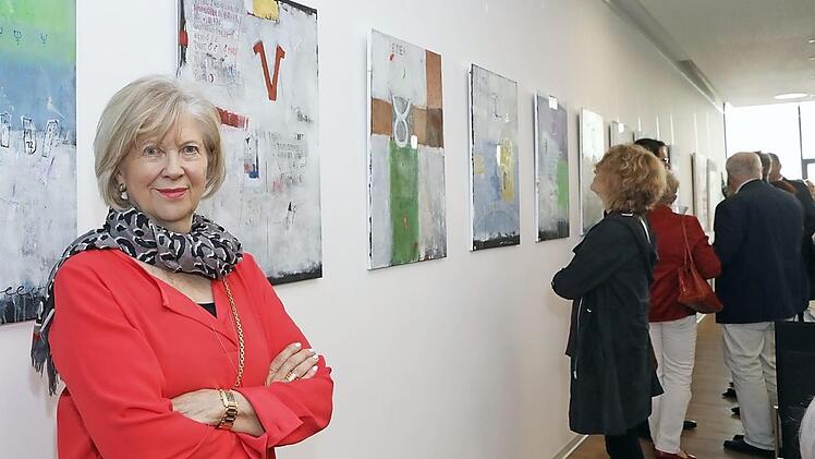 Christa Möller, mit ihren Bildern im Rücken Foto: Barbara Herbst