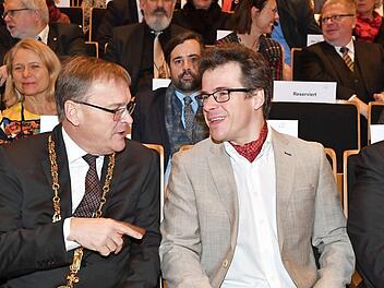 Die Bamberger Symphoniker und der Chefdirigent Jakub Hruša krönten den Neujahrsempfang der Stadt Bamberg. Unser Bild zeigt Bambergs Oberbürgermeister Andreas Starke (SPD) mit Hruša.  Fotos: Ronald Rinklef