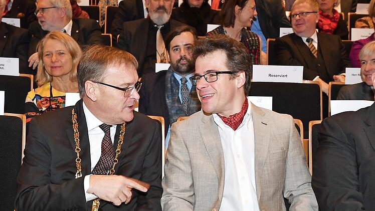 Die Bamberger Symphoniker und der Chefdirigent Jakub Hruša krönten den Neujahrsempfang der Stadt Bamberg. Unser Bild zeigt Bambergs Oberbürgermeister Andreas Starke (SPD) mit Hruša.  Fotos: Ronald Rinklef