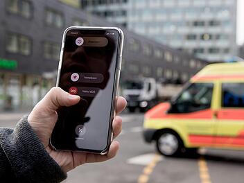 Viele Smartphones haben SOS-Funktionen, mit denen Hilfe geholt werden kann. Foto: Zacharie Scheurer/dpa