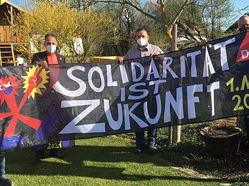 Solidarität ist Zukunft: Weil die DGB-Maifeier am Samstag ausfällt, zeigen (von links) DGB-Regionssekretär Frank Bodenschatz, der Geschäftsführer der DGB-Region Oberfranken, Mathias Eckardt, DGB-Kreisvorsitzender Detlef Ramming und Christian Kestel in Ziegelhütten Flagge.