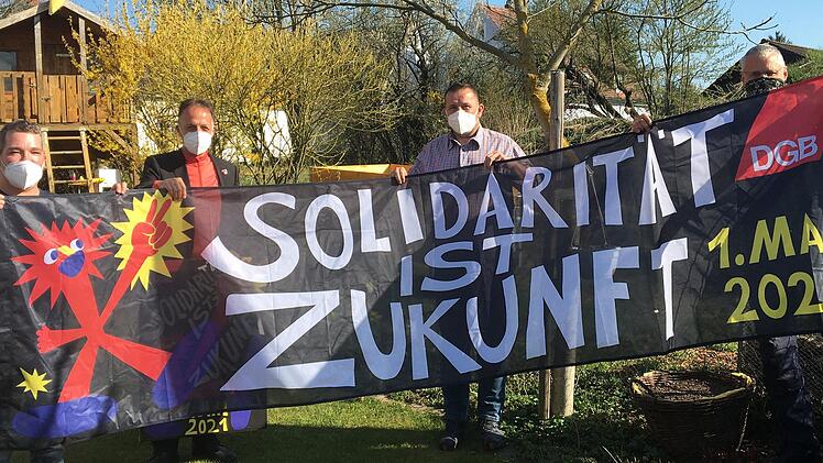 Solidarität ist Zukunft: Weil die DGB-Maifeier am Samstag ausfällt, zeigen (von links) DGB-Regionssekretär Frank Bodenschatz, der Geschäftsführer der DGB-Region Oberfranken, Mathias Eckardt, DGB-Kreisvorsitzender Detlef Ramming und Christian Kestel in Ziegelhütten Flagge.
