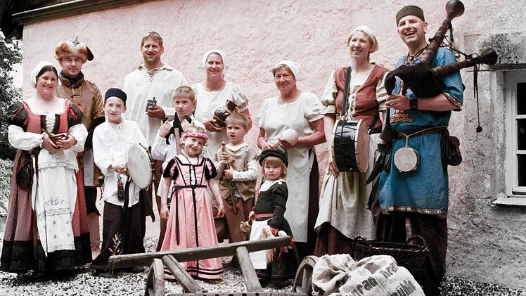 Einige der Protagonisten vor der Rothmühle, die beim Rothmühlenfest am 2. September die Geschichte und das Brauchtum wieder aufleben lassen.