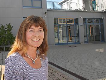 Rosemarie Groll vor ihrer Stammschule, der Dr.-Karlheinz-Spielmann-Volksschule in Iphofen.  Foto: Julia Riegler