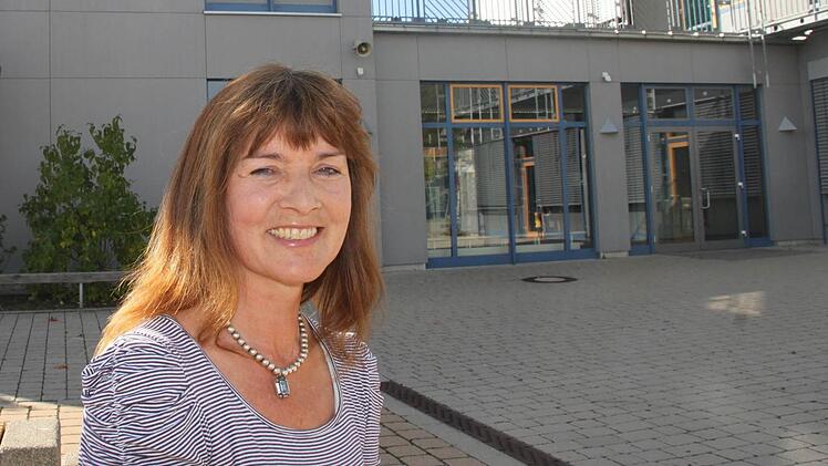 Rosemarie Groll vor ihrer Stammschule, der Dr.-Karlheinz-Spielmann-Volksschule in Iphofen.  Foto: Julia Riegler