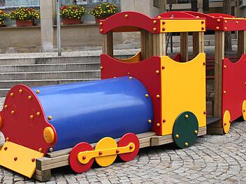 Ganz so imposant wie hier auf dem Marktplatz von Bad Brückenau werden die neuen Spielgeräte sicher nicht - sie sind ja auch für die jüngste Altersgruppe gedacht. Foto: Archiv/Ulrike Müller