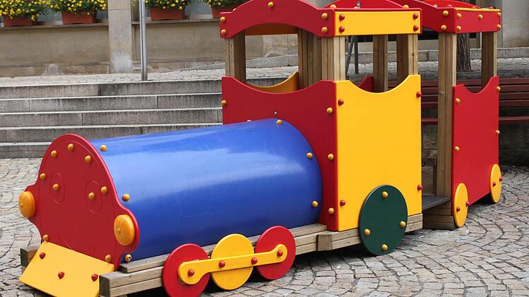 Ganz so imposant wie hier auf dem Marktplatz von Bad Brückenau werden die neuen Spielgeräte sicher nicht - sie sind ja auch für die jüngste Altersgruppe gedacht. Foto: Archiv/Ulrike Müller