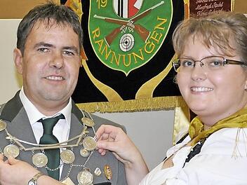 Das andere Foto zeigt die scheidende Schützenkönigin Melanie Kiesel bei der Übergabe der Schützenkette an Bernd Diemer.  Foto: Daniel Wiener