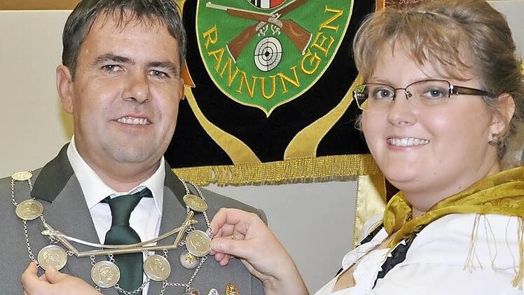 Das andere Foto zeigt die scheidende Schützenkönigin Melanie Kiesel bei der Übergabe der Schützenkette an Bernd Diemer.  Foto: Daniel Wiener