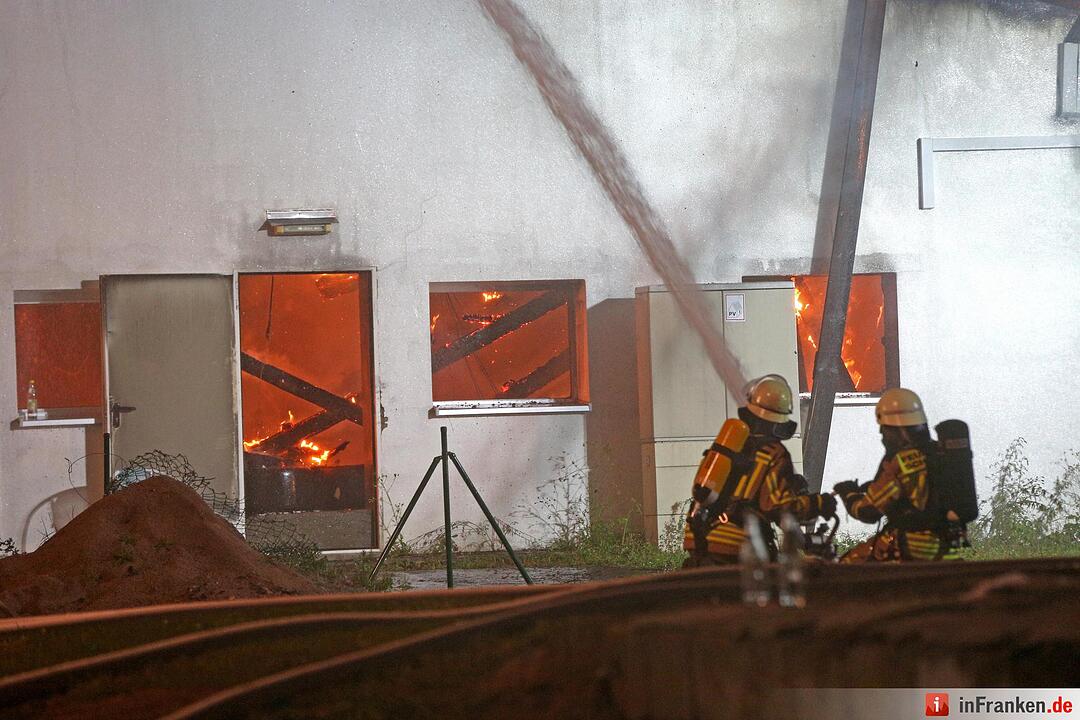 Grossbrand nach Explosion auf Indoor-Kartbahn Foto: News5/Herse