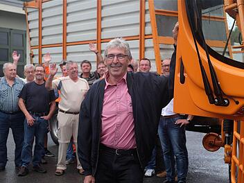 Abschied vom Arbeitsleben und seinen Kollegen nahm Rudolf Kiesel. Hier an seinem Einsatzfahrzeug. Foto: Gerd Schaar