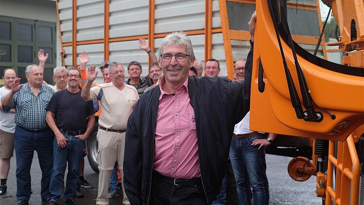 Abschied vom Arbeitsleben und seinen Kollegen nahm Rudolf Kiesel. Hier an seinem Einsatzfahrzeug. Foto: Gerd Schaar