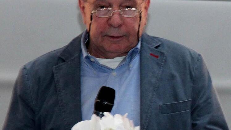 Werner Böcklein erklärt die Bedeutung des Sportabzeichens.