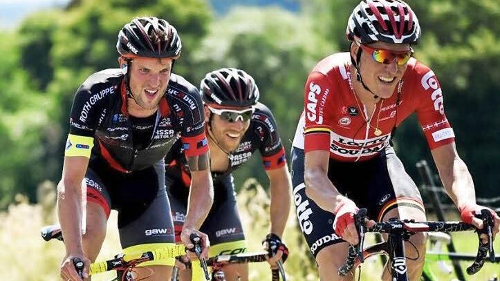 Grischa Janorschke (Mitte) hat am Sonntag bei der deutschen Meisterschaft im Feld keinen Teamkollegen dabei, wie hier am vergangenen Mittwoch mit dem Italiener Alberto Cecchin (links) beim Rennen in Westflandern.  Foto: Elisa Haumesser