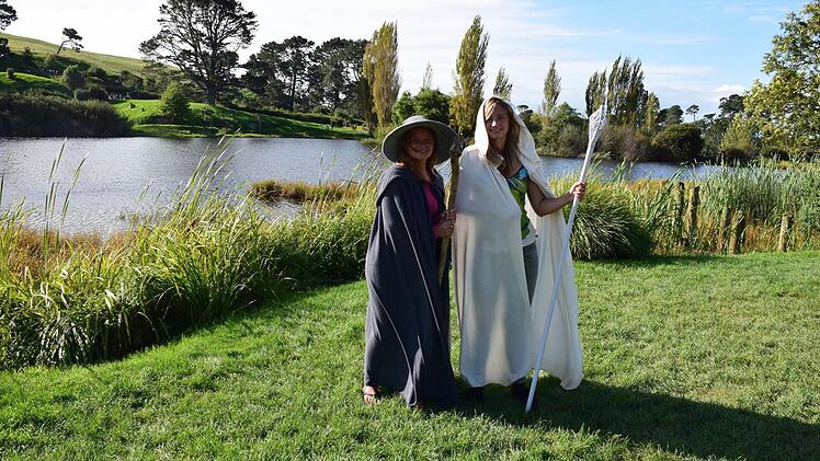 Julia und Alisia am Hobbits-Drehort bei Hamilton. Foto: privat