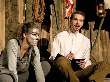 Soldat John Dunbar schreibt seine Gedanken in ein Buch und teilt diese seinem bis dahin einzigen Freund, dem Wolf (Theresa Fuchs), mit. Fotos: Ralf Naumann