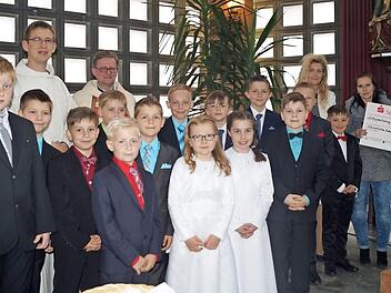 Die Weilersbacher Kommunionkinder bastelten Engel und erlösten damit 1000 Euro für die Elterninitiative krebskranker Kinder. Foto: Heidi Amon