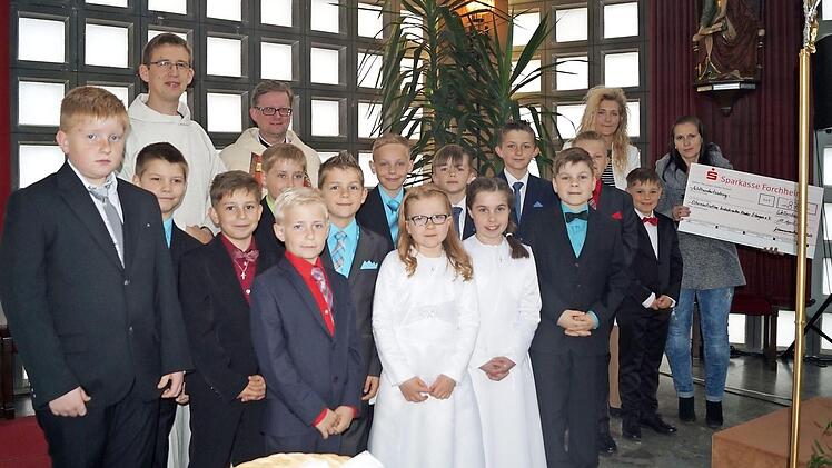 Die Weilersbacher Kommunionkinder bastelten Engel und erlösten damit 1000 Euro für die Elterninitiative krebskranker Kinder. Foto: Heidi Amon