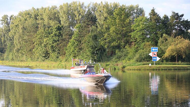 Auf dem Main in Volkach im Kreis Kitzingen haben Rettungskr&auml;fte stundenlang ohne Ergebnis nach einer angeblich vermissten Person gesucht. Foto: News5 / Merzbach