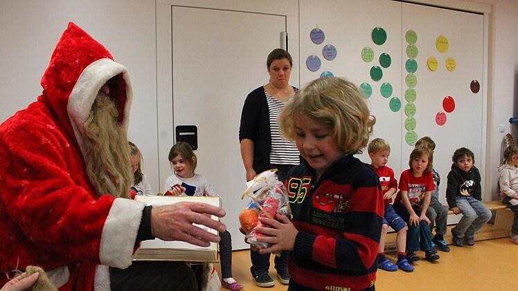 Der Nikolaus besuchte auf Einladung der Bayerischen Rundschau die Evangelische Kindertagesstätte Abenteuerland in Neuenmarkt. Foto: Jürgen Gärtner