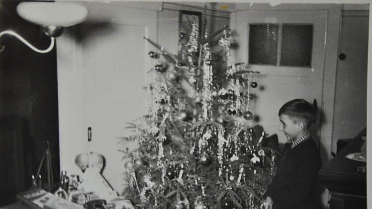 Weihnachten in den 1950er Jahren. Der Weihnachtsbaum stand im Mittelpunkt, darunter ein paar Geschenke. Friedrich (Repro)