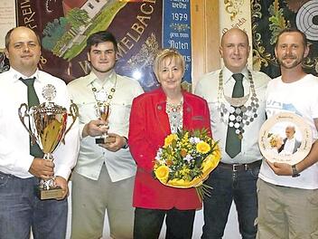 Die erfolgreichen Schützen von links: Jörg Keiner, Vince-Robin Zirkel, Rosi Lenk, Sebastian Kiehfaber und Matthias Lösel.  Foto: Erlwein