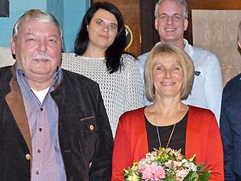 Monika Bauer (mit Blumen) koordiniert seit 29 Jahren den Schulweghelferdienst an der Albert-Blankertz-Schule; dazu gratulierten (von rechts) Alfons Hrubesch, Michael Lang, Laura Zech (Schülerlotsenbeauftragte), Bürgermeister Christian Mrosek und Schulleiter Christian Förtsch.  Foto: Thomas Micheel