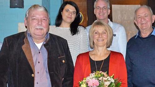 Monika Bauer (mit Blumen) koordiniert seit 29 Jahren den Schulweghelferdienst an der Albert-Blankertz-Schule; dazu gratulierten (von rechts) Alfons Hrubesch, Michael Lang, Laura Zech (Schülerlotsenbeauftragte), Bürgermeister Christian Mrosek und Schulleiter Christian Förtsch.  Foto: Thomas Micheel