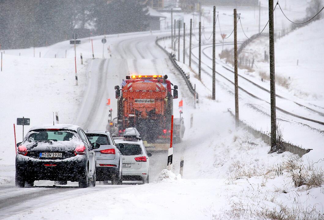 Wintereinbruch in Bayern mit zahlreichen Unfällen