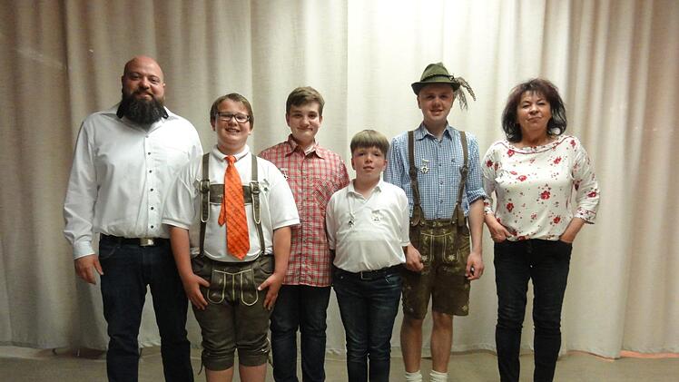 Bogenreferent Steffen Schüller (links) präsentierte seine Preisträger (weiter von links): Jugend Bruder Tuck Simon Wimmel, Jugend Robin Hood Philipp Metz, Jugend Little John Julian Goll, Robin Hood Bastian Schmitt und Bruder Tuck Sigrid Halbig. Wolfgang Wimmel