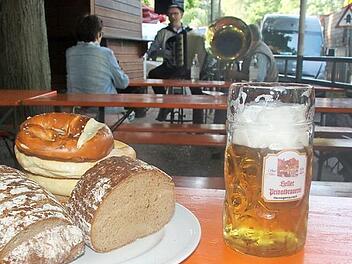 Im Vordergrund steht das Essen und Trinken, im Hintergrund spielt die Musik - das ist das Kerwasende in Herzogenaurach.  Fotos: Michael Busch