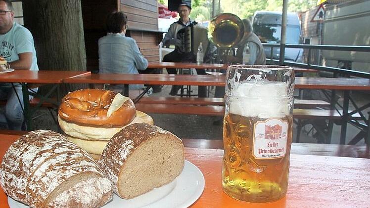 Im Vordergrund steht das Essen und Trinken, im Hintergrund spielt die Musik - das ist das Kerwasende in Herzogenaurach.  Fotos: Michael Busch