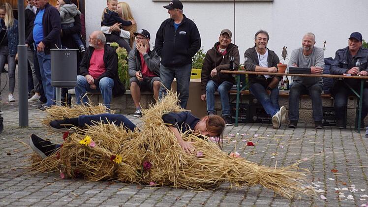 Zum ersten Mal war Claudia aus Fatschenbrunn bei den Kirchaicher Strohbären - und prompt mittendrin.