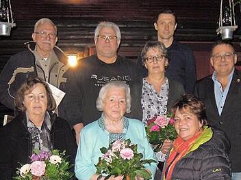 Für ihre Treue zum Heimat- und Bürgerverein Rögen wurden Mitglieder mit Ehrennadel und Ehrenurkunde ausgezeichnet (von links): Regina Wache, Franz Klaus, Christa Jaekel-Klaus, Gerhard Hagner, Marion Engel, Almut Hagner, Steve Burkon, Andreas Gehring.  Foto: Edwin Meißinger