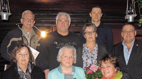 Für ihre Treue zum Heimat- und Bürgerverein Rögen wurden Mitglieder mit Ehrennadel und Ehrenurkunde ausgezeichnet (von links): Regina Wache, Franz Klaus, Christa Jaekel-Klaus, Gerhard Hagner, Marion Engel, Almut Hagner, Steve Burkon, Andreas Gehring.  Foto: Edwin Meißinger